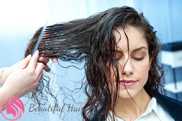 Chải tóc khi tóc còn ướt