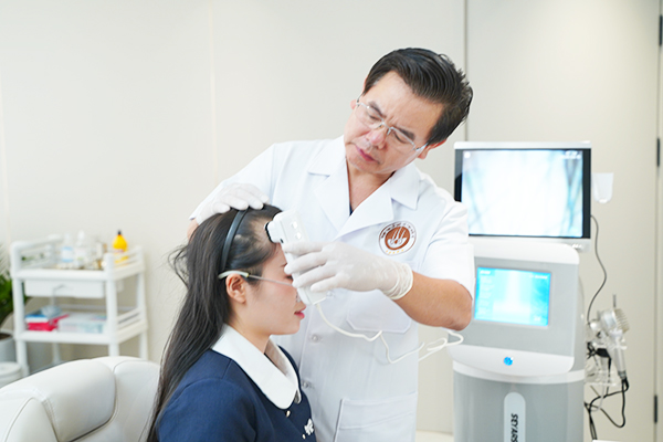 Bác sĩ Vương cấy tóc Y học Quốc tế chia sẻ: 5 dấu hiệu bạn nên cấy tóc