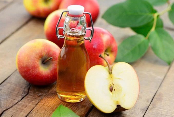 trị tóc dầu bằng giấm táo